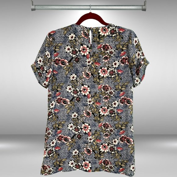 DR2 by Daniel Rainn short sleeved crew neck floral blouse, one button in back - Picture 2 of 3